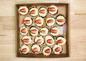 Spring Racing mini scones (20 pieces)