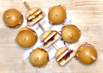 tofu slider with gochujang bbq sauce, cabbage & cheese (v) (each)