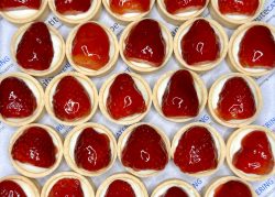 Spring Racing strawberries & cream mini tarts (box of 25)